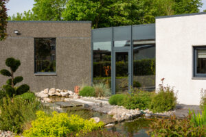 20220509 AP 009 B9498 300x200 - Plantation d’arbustes, de vivaces : pour quel style de massif choisir les bonnes plantes