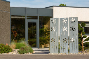 20220509 AP 052 A8837 300x200 - Plantation d’arbustes, de vivaces : pour quel style de massif choisir les bonnes plantes