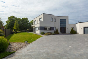 20220510 AP 194 A8749 300x200 - Plantation d’arbustes, de vivaces : pour quel style de massif choisir les bonnes plantes