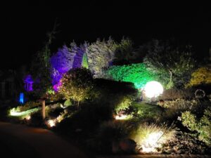 20231009 063029 300x225 - Éclairage de jardin pour prolonger la vue de son jardin en osant la couleur
