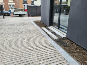 20250313 145922 300x225 - Pourquoi éviter les enrobés et préférer les pavés drainants pour vos allées ?