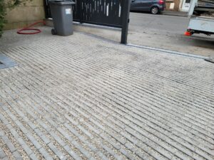 20250313 145929 300x225 - Pourquoi éviter les enrobés et préférer les pavés drainants pour vos allées ?