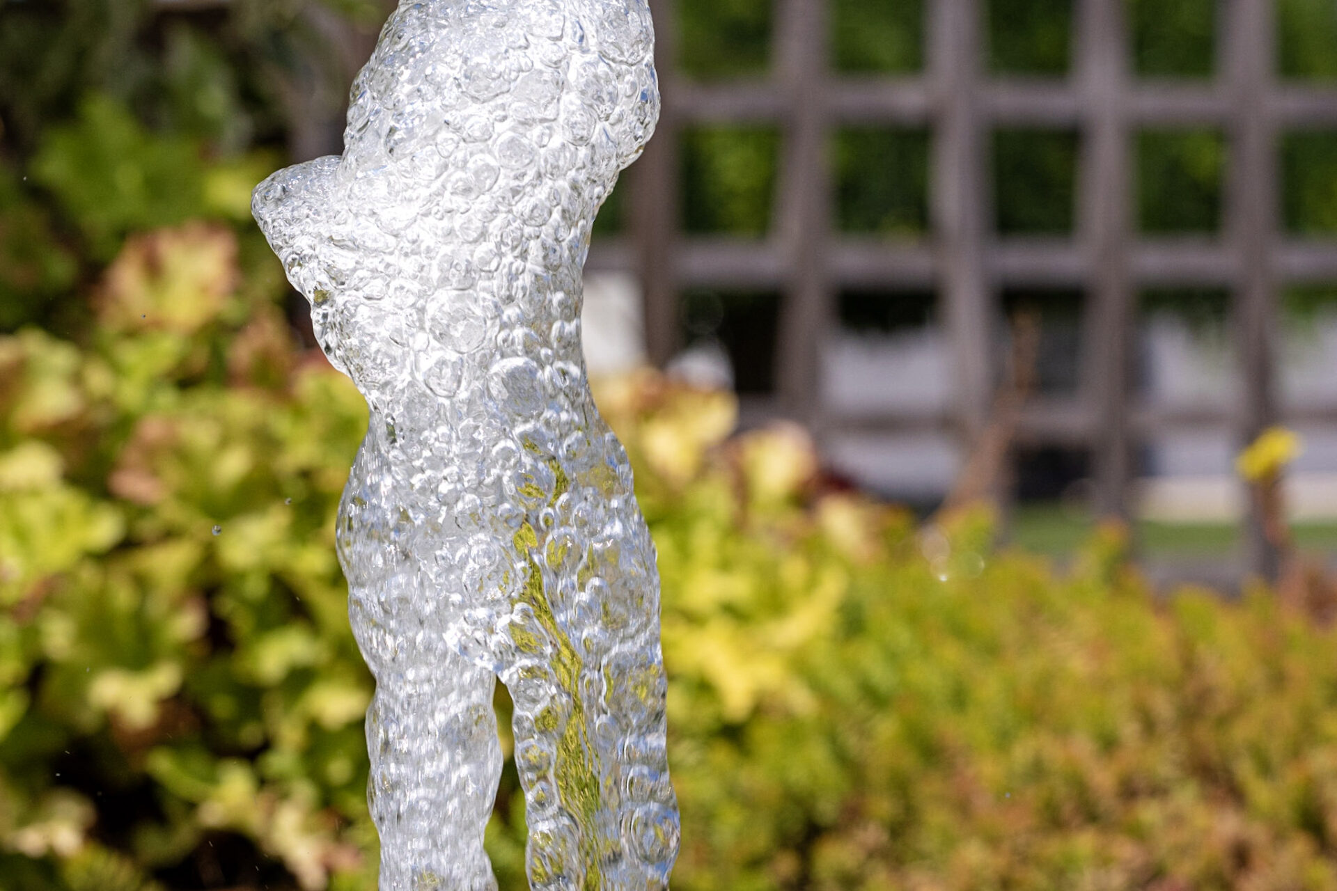 Jeux d’eau petite fontaine dans le jardin : ce petit aménagement qui utilise un autre sens que le regard