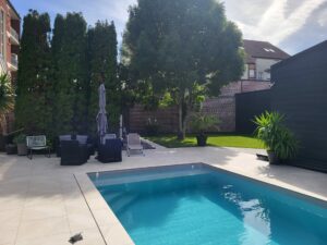 Mini piscine ou spa : lequel choisir pour votre jardin ?