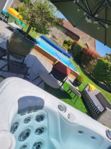 Mini piscine ou spa : lequel choisir pour votre jardin ?
