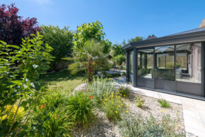 Création de jardin sec : conseils pour un extérieur économe en eau